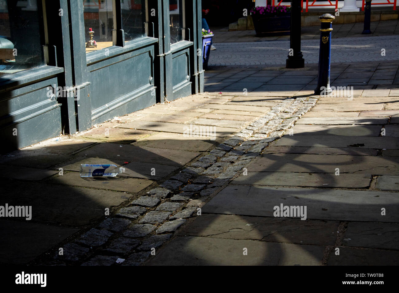 Müll entleert auf der High Street von Folkestone. Stockfoto