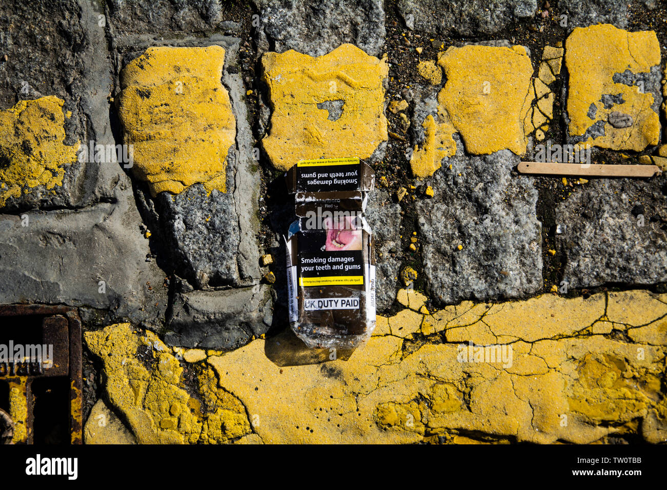 Packung Zigaretten auf Seite der Straße geworfen Stockfoto