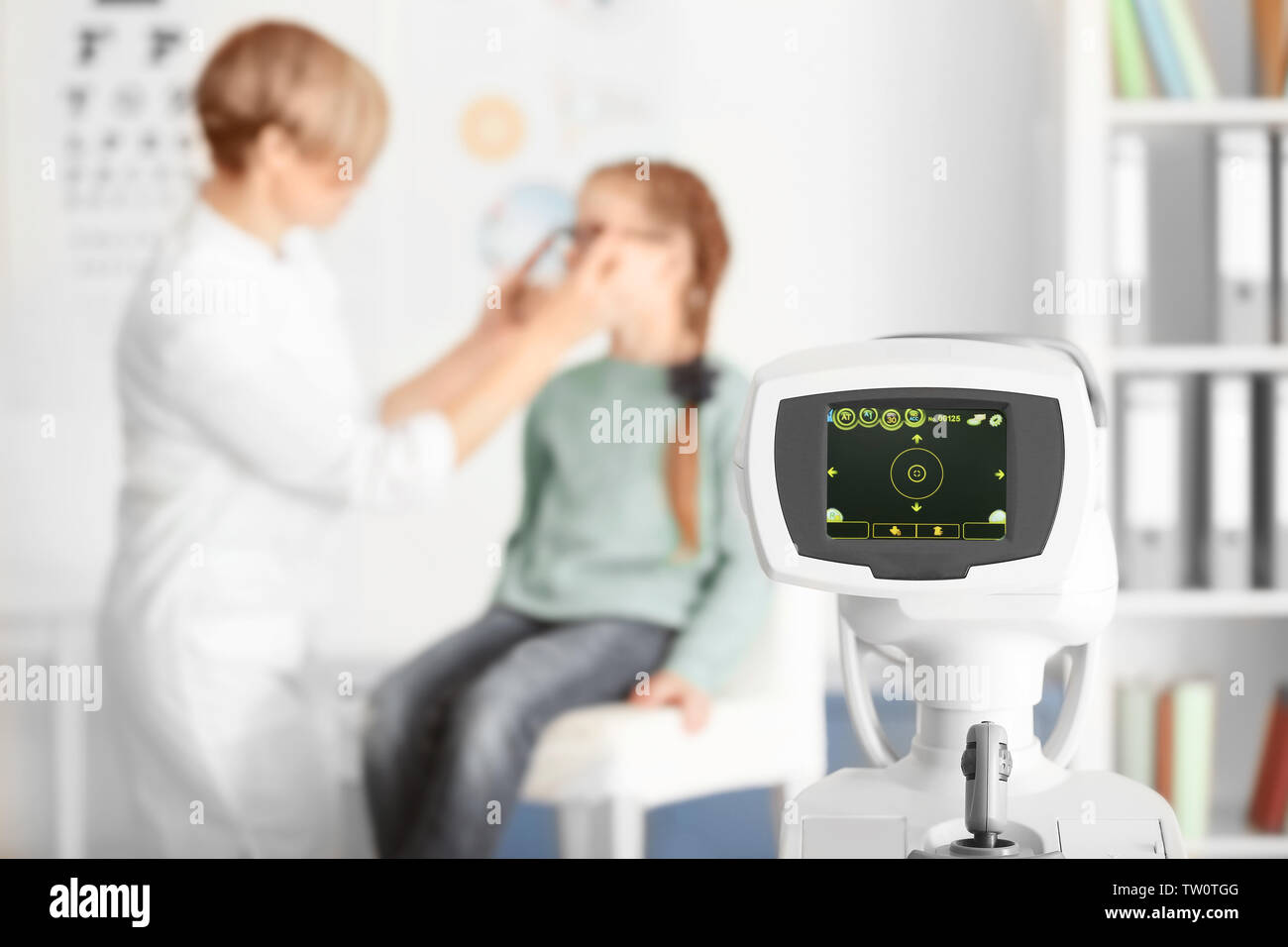 Tonometer mit unscharfen Augenarzt und Patient auf Hintergrund Stockfoto