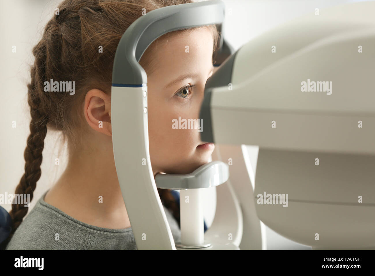 Messung des Augeninnendrucks von Mädchen in der Klinik, Nahaufnahme Stockfoto