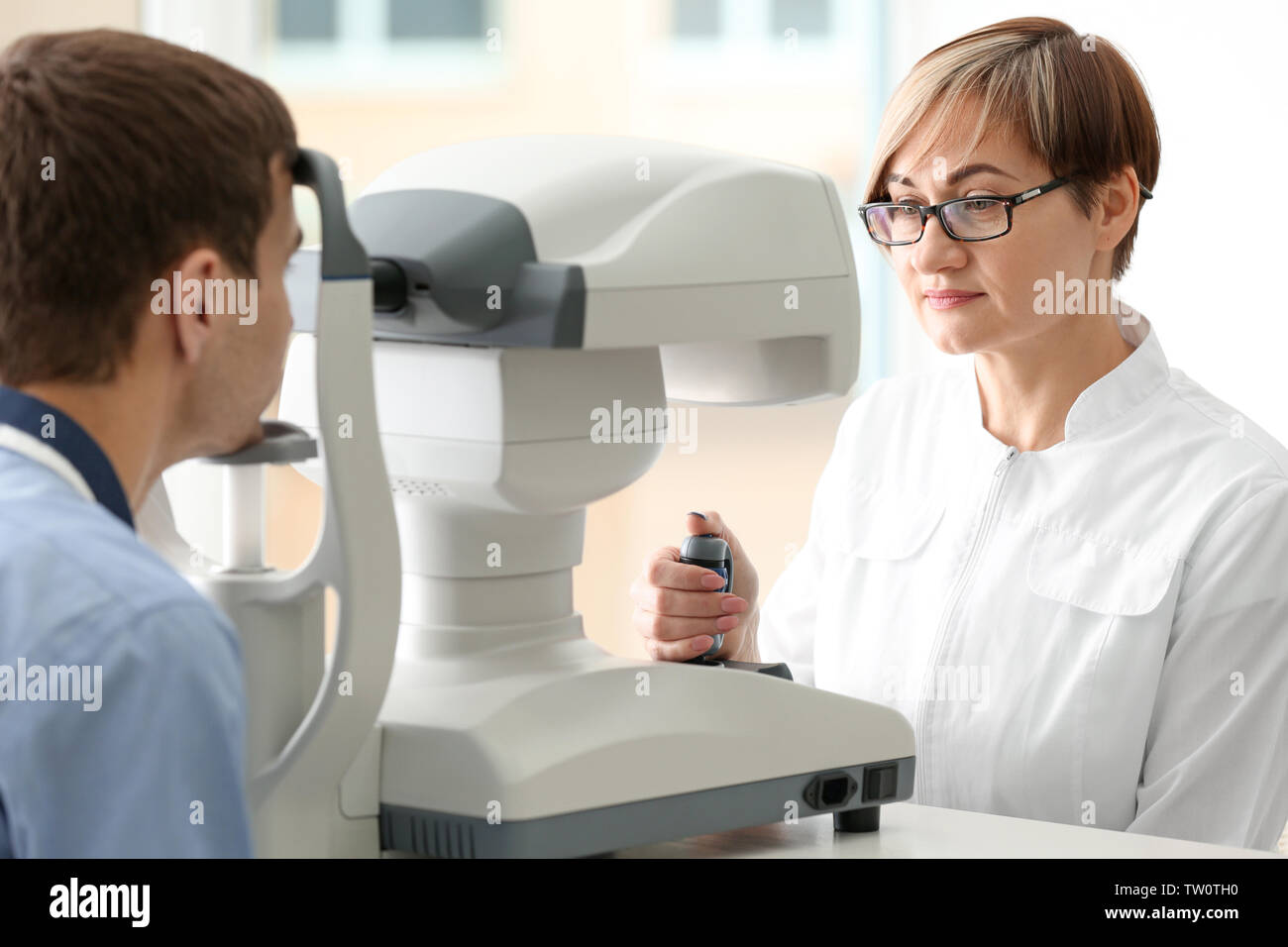Augenarzt Messung des Augeninnendrucks der junge Mann in der Klinik Stockfoto