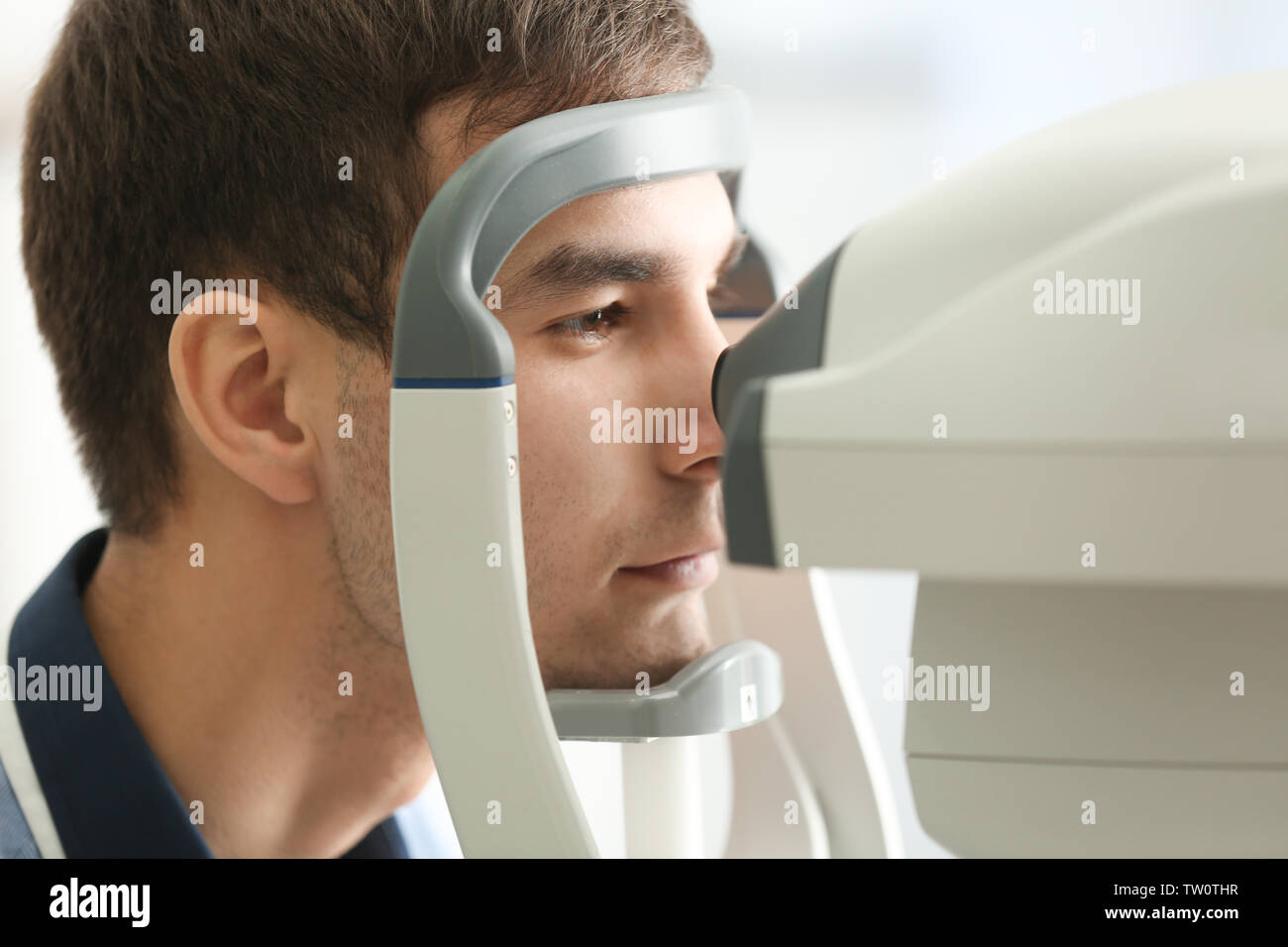 Messung des Augeninnendrucks der junge Mann in der Klinik, Nahaufnahme Stockfoto