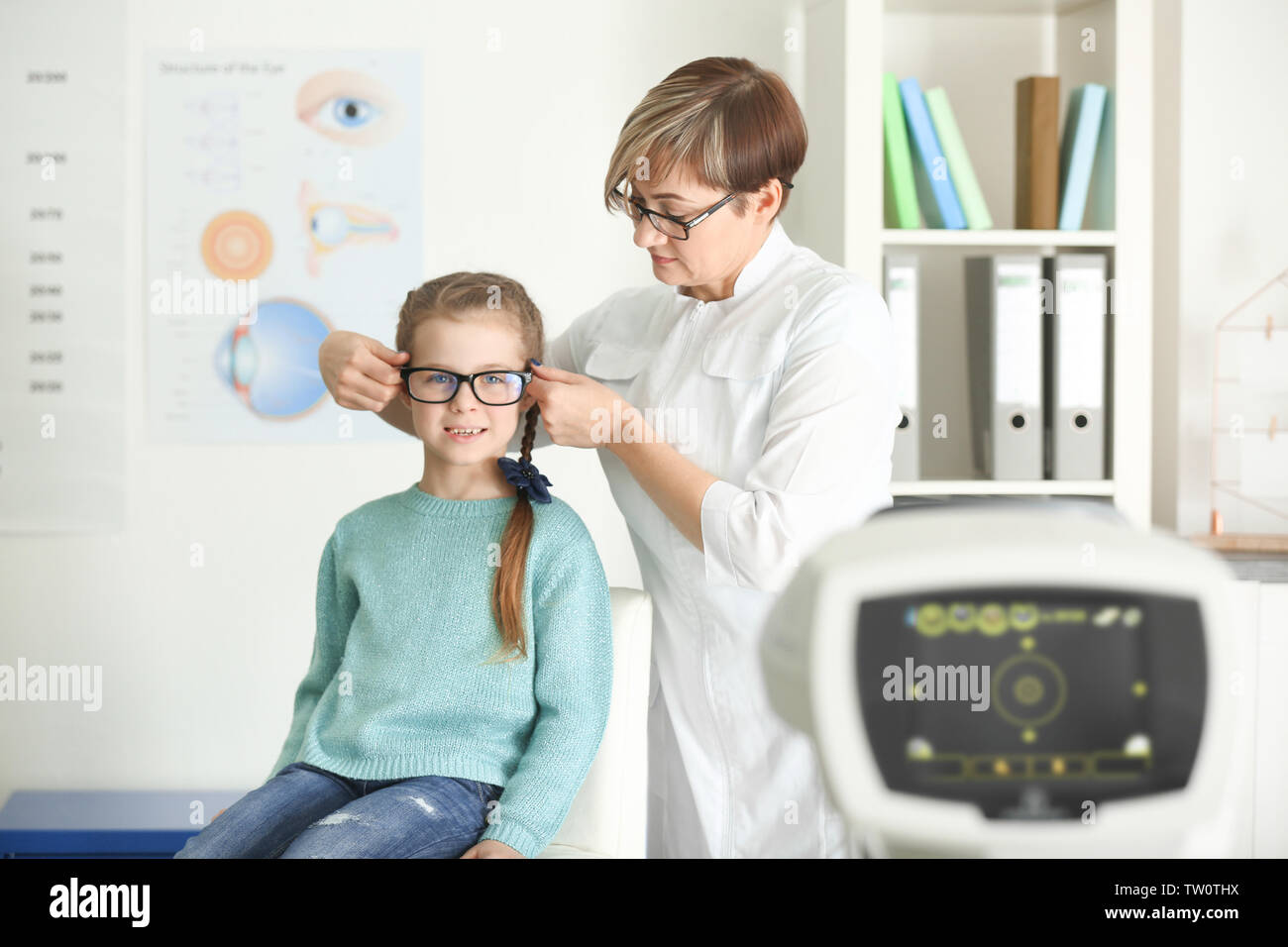 Süße kleine Mädchen in der Augenarzt Büro Stockfoto