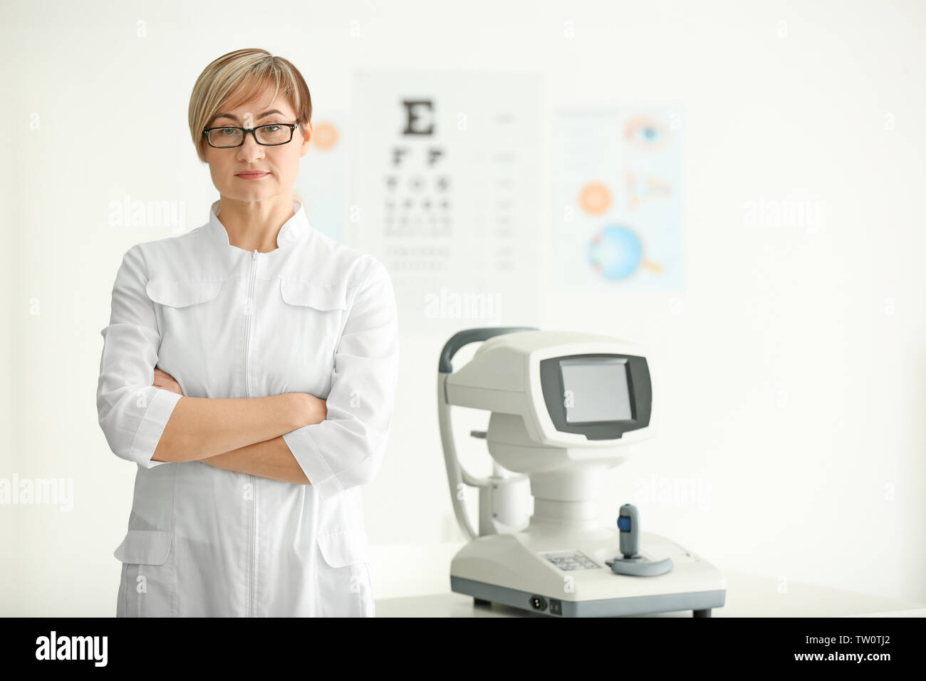 Reife weibliche Augenarzt in der Klinik Stockfoto