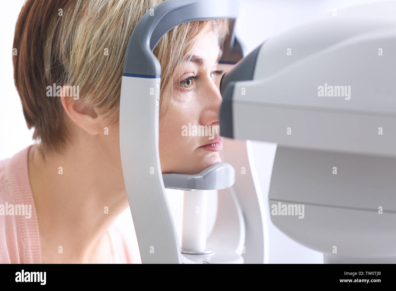 Messung des Augeninnendrucks der reifen Frau in der Klinik, Nahaufnahme Stockfoto