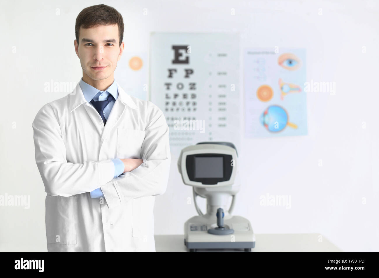 Stattliche männliche Augenarzt in der Klinik Stockfoto