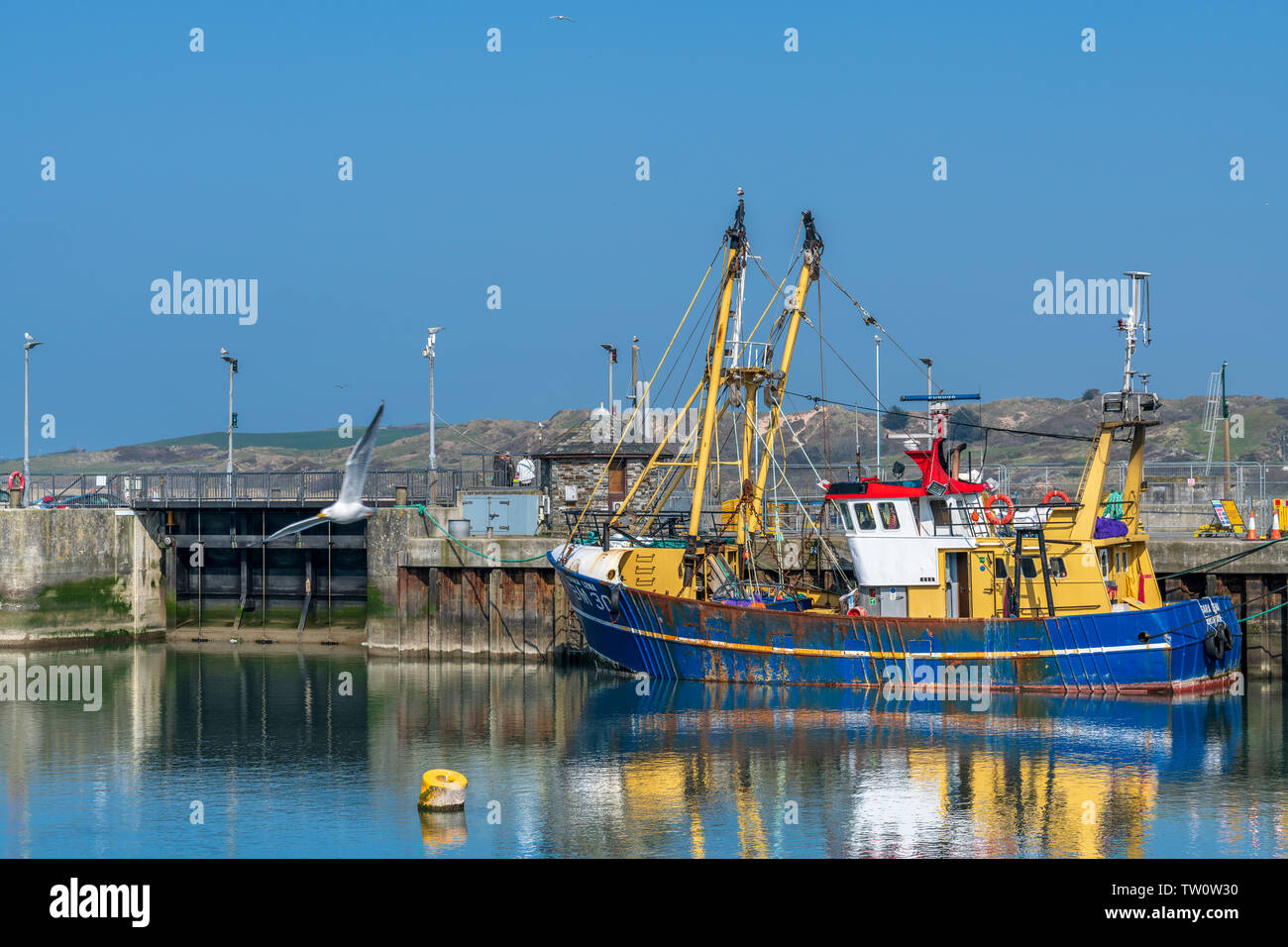 Der Trawler Sara Lena BM 30 liegt am Kai in dem kleinen Fischerdorf Padstow Cornwall vertäut. Stockfoto