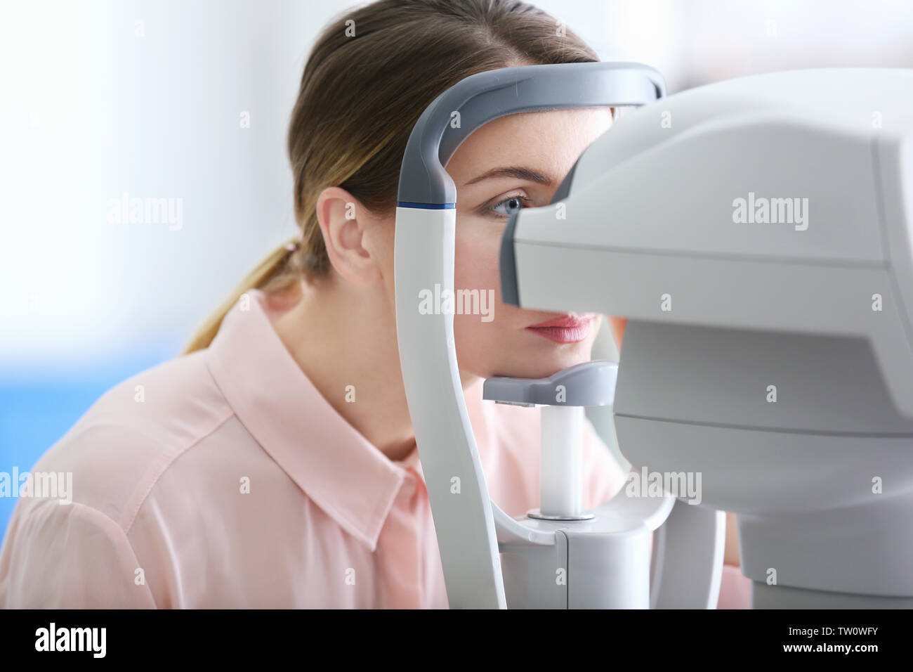 Junge Frau einen Besuch beim Optiker Stockfoto