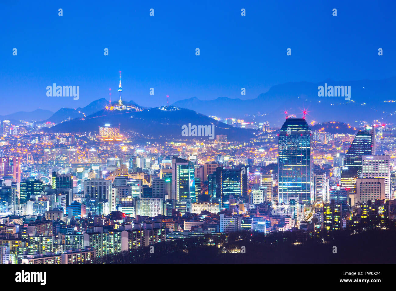 Seoul Tower und Wolkenkratzer, schöne Stadt der Lichter in der Nacht, Seoul, Südkorea. Stockfoto