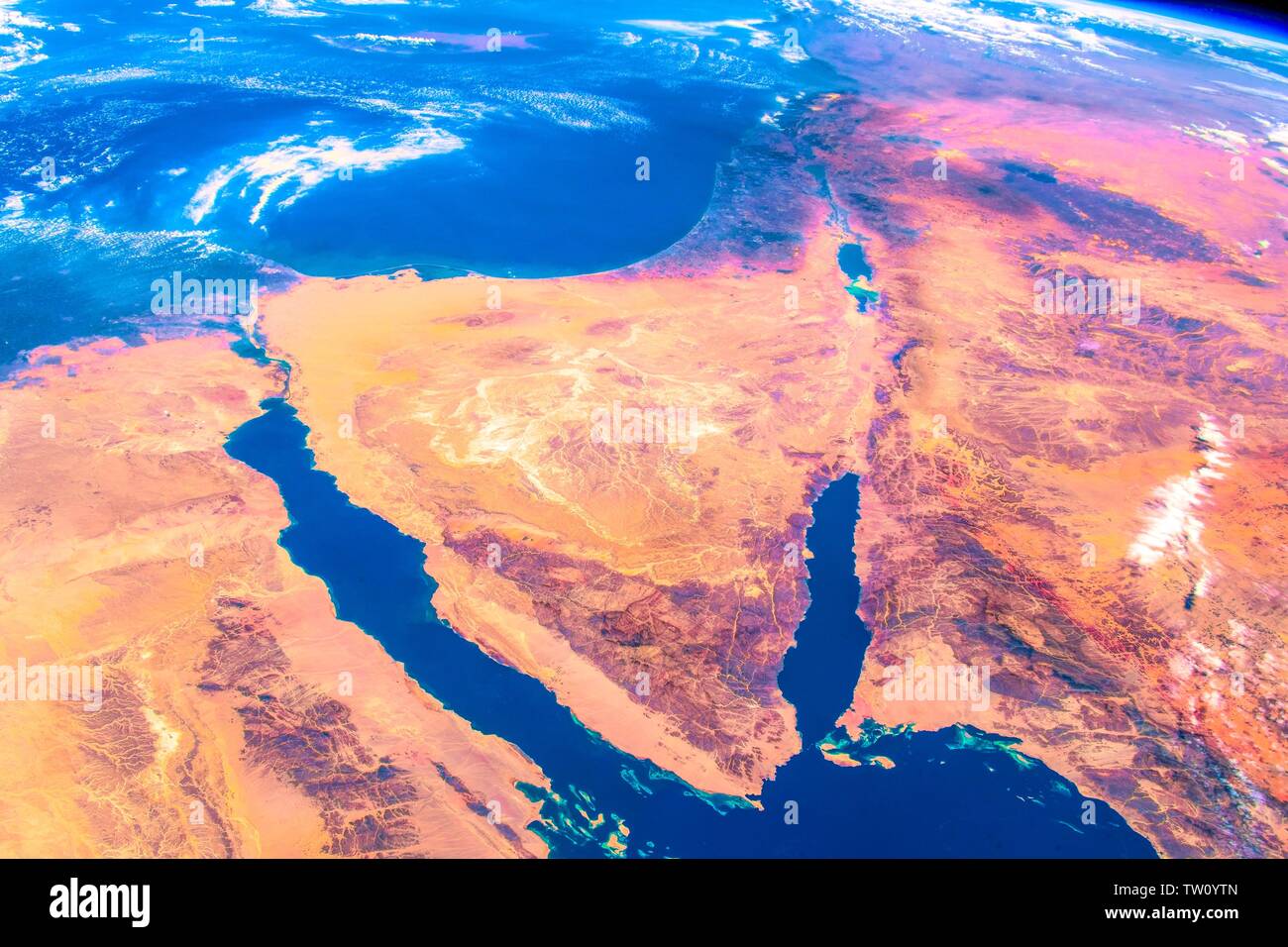 Lebendige Farben Kruste unseres Heimatplaneten. Die Schönheit in der Natur unseres Planeten Erde gesehen von der Internationalen Raumstation (ISS). Das Bild ist eine Publi Stockfoto