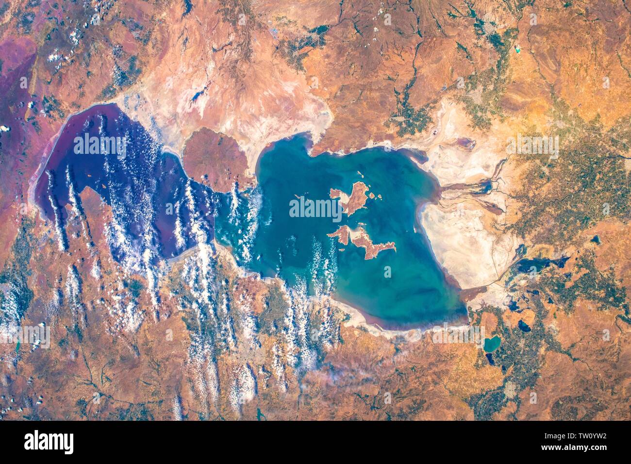 Lebendige Farben Kruste unseres Heimatplaneten. Die Schönheit in der Natur unseres Planeten Erde gesehen von der Internationalen Raumstation (ISS). Das Bild ist eine Publi Stockfoto