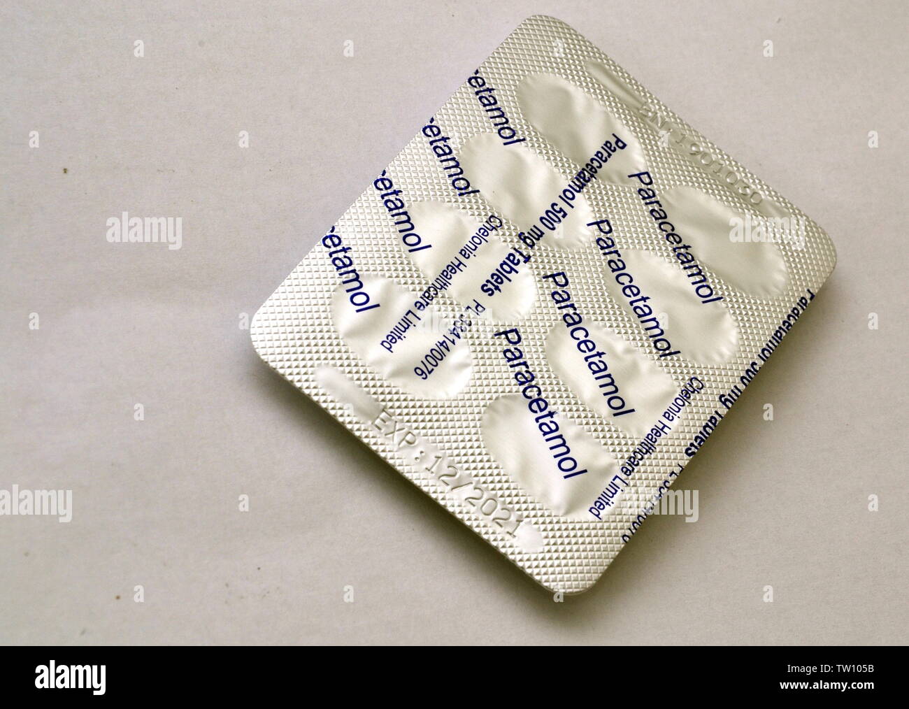 Ein Studiofoto einer Packung Paracetamol-Analgetikum, Schmerztabletten, auf weißem Hintergrund Stockfoto