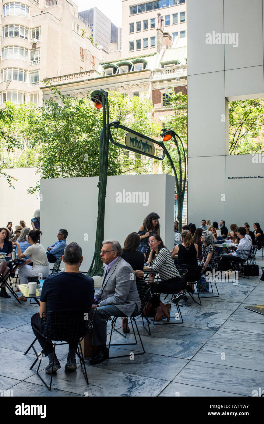New York City, New York - Juni, 21, 2018: die Menschen Mittagessen, Garten, Museum für Moderne Kunst Stockfoto