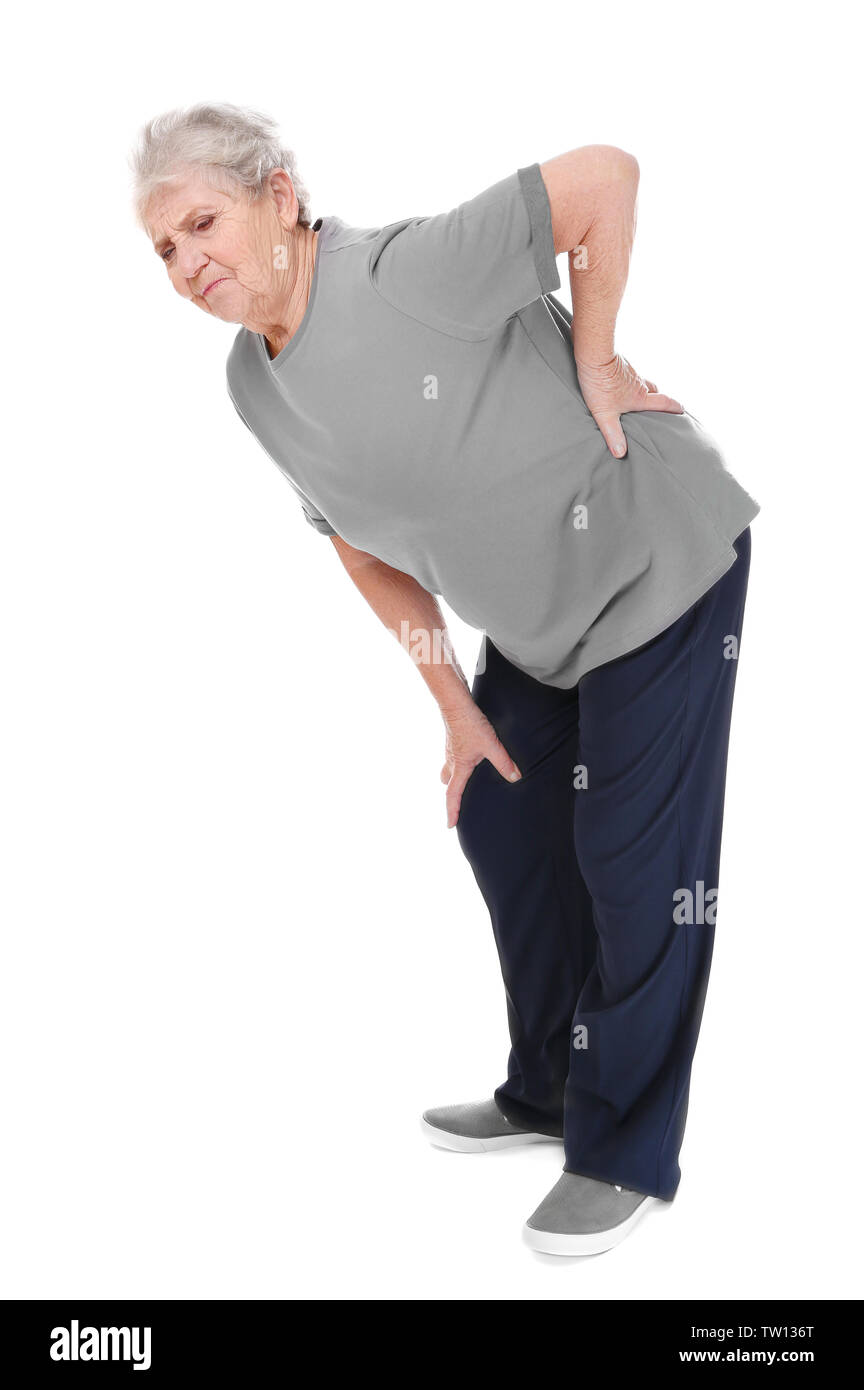 Ältere Frau leiden unter Rückenschmerzen auf weißem Hintergrund Stockfoto
