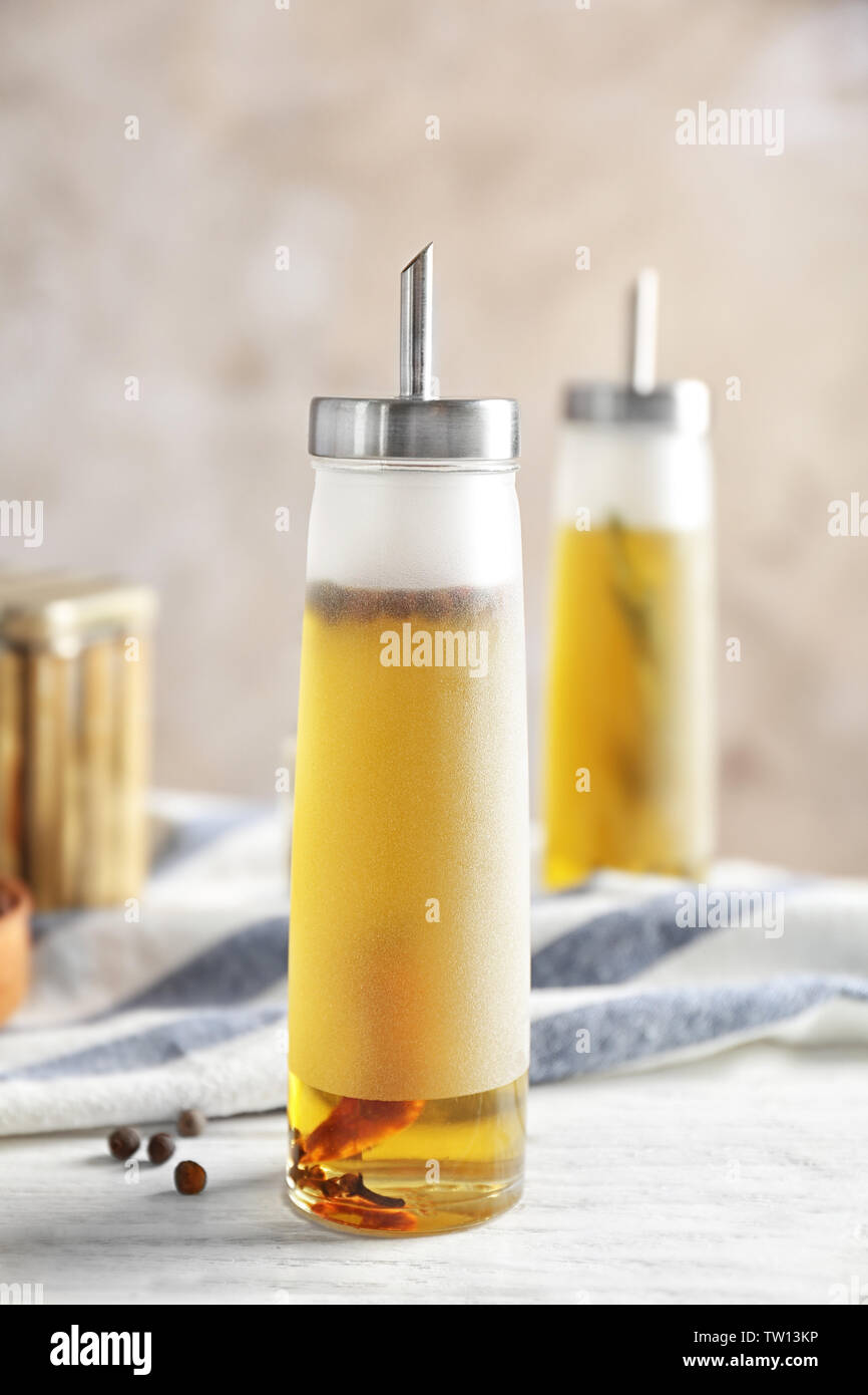 Mit Öl und Gewürzen auf Tabelle Flasche Stockfoto