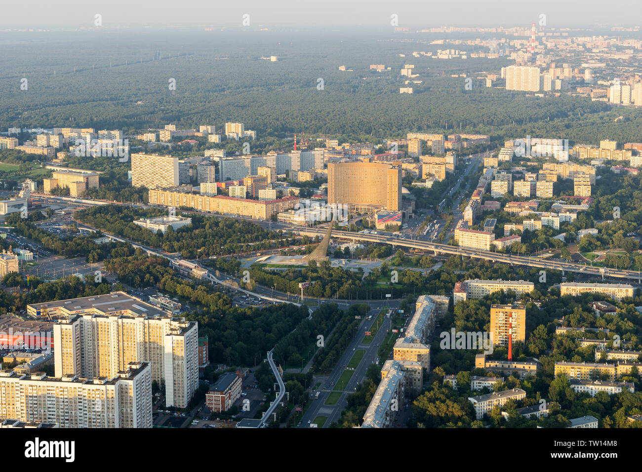 Moskau, Russland - May 27, 2015: Moscow City Blick vom Fernsehturm Ostankino (Hotel Kosmos in der Mitte) Stockfoto