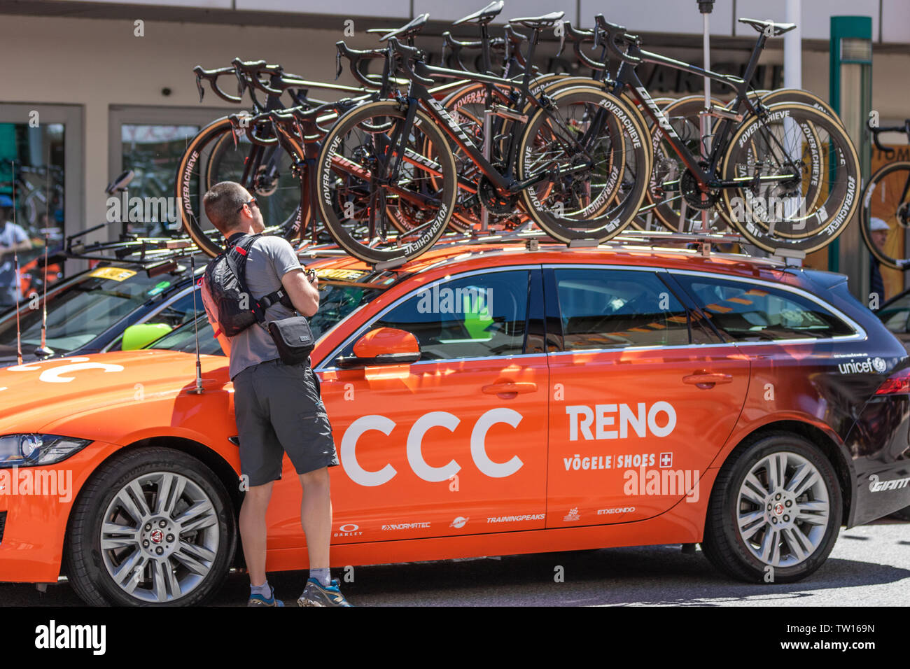 Fahrrad und Leute an den Criterium du Dauphiné 2019 letzte Etappe Start in Cluses, Frankreich Stockfoto