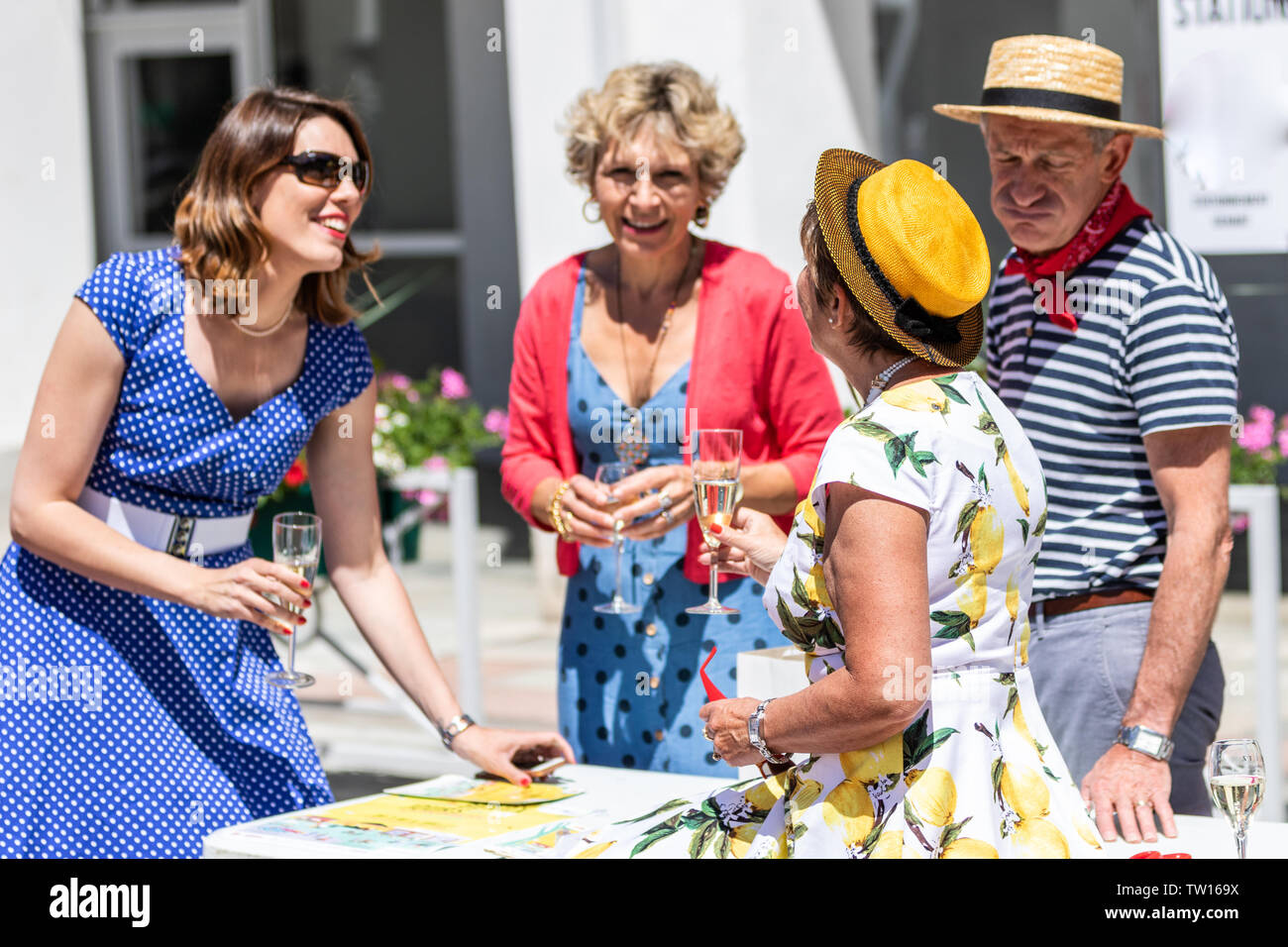 Fahrrad und Leute an den Criterium du Dauphiné 2019 letzte Etappe Start in Cluses, Frankreich Stockfoto