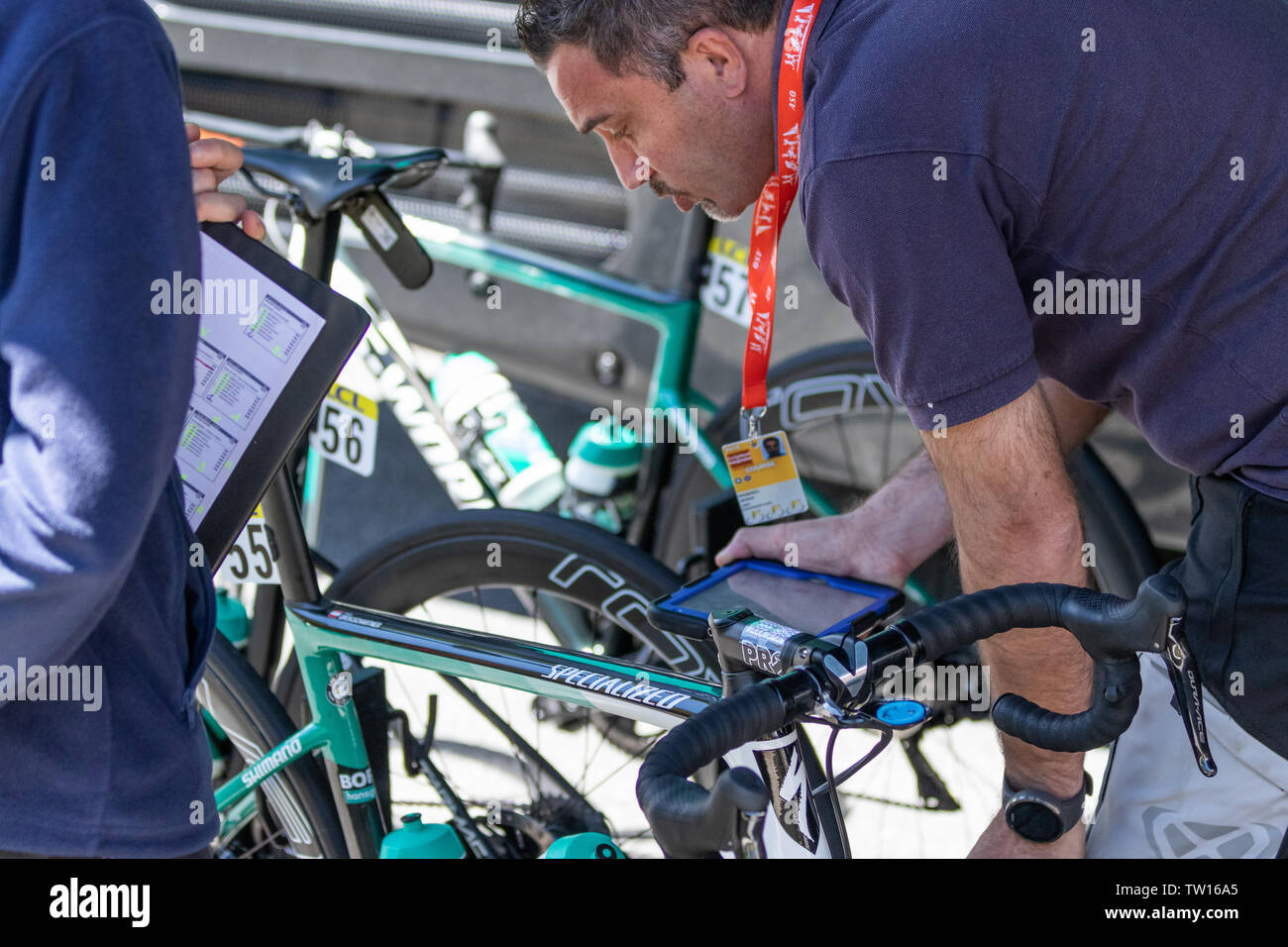 Fahrrad und Leute an den Criterium du Dauphiné 2019 letzte Etappe Start in Cluses, Frankreich Stockfoto