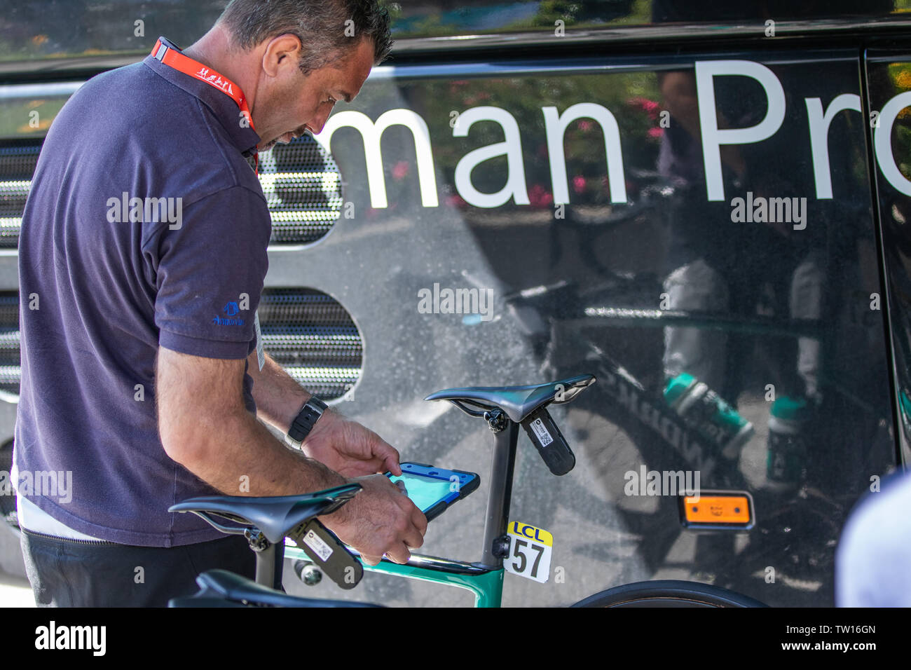 Fahrrad und Leute an den Criterium du Dauphiné 2019 letzte Etappe Start in Cluses, Frankreich Stockfoto