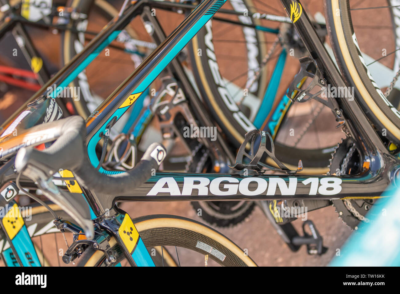 Fahrrad und Leute an den Criterium du Dauphiné 2019 letzte Etappe Start in Cluses, Frankreich Stockfoto