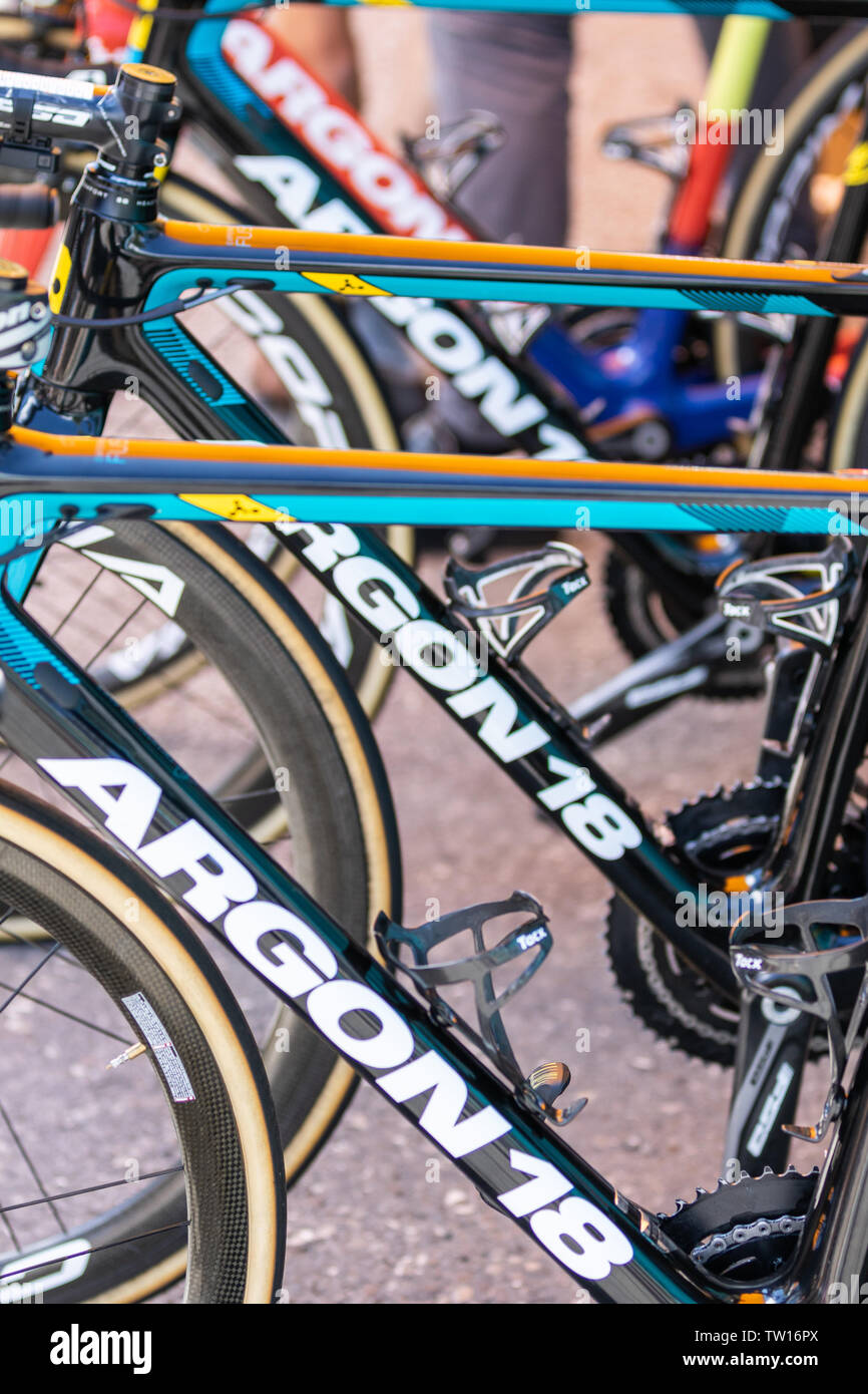 Fahrrad und Leute an den Criterium du Dauphiné 2019 letzte Etappe Start in Cluses, Frankreich Stockfoto