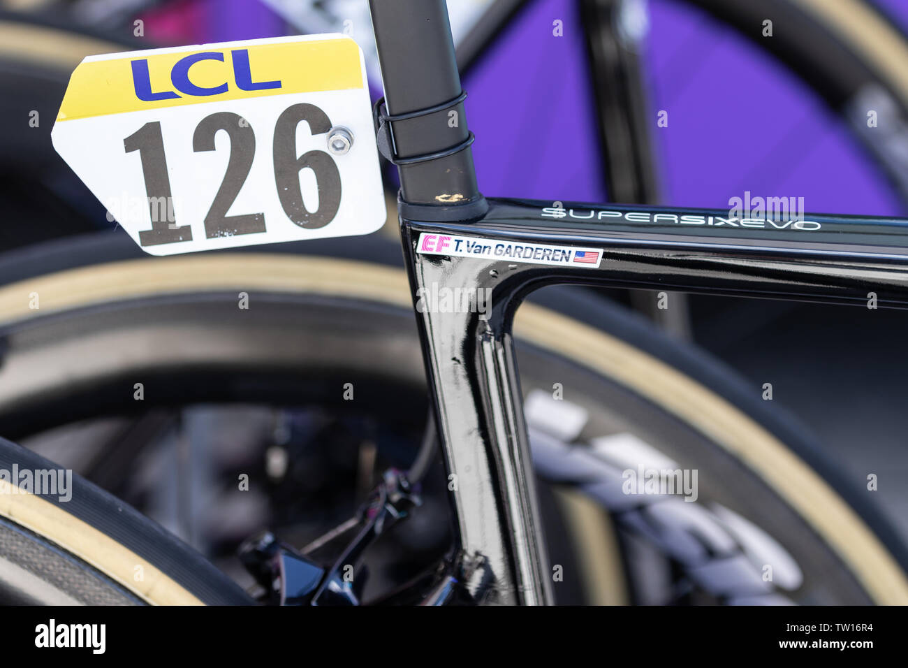 Fahrrad und Leute an den Criterium du Dauphiné 2019 letzte Etappe Start in Cluses, Frankreich Stockfoto
