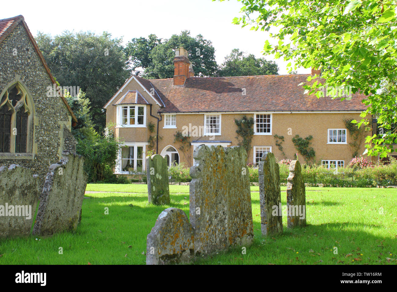 North Mymms Ort & Park, Hertfordshire, England - St Mary's Church, das Alte Pfarrhaus und Friedhof Stockfoto