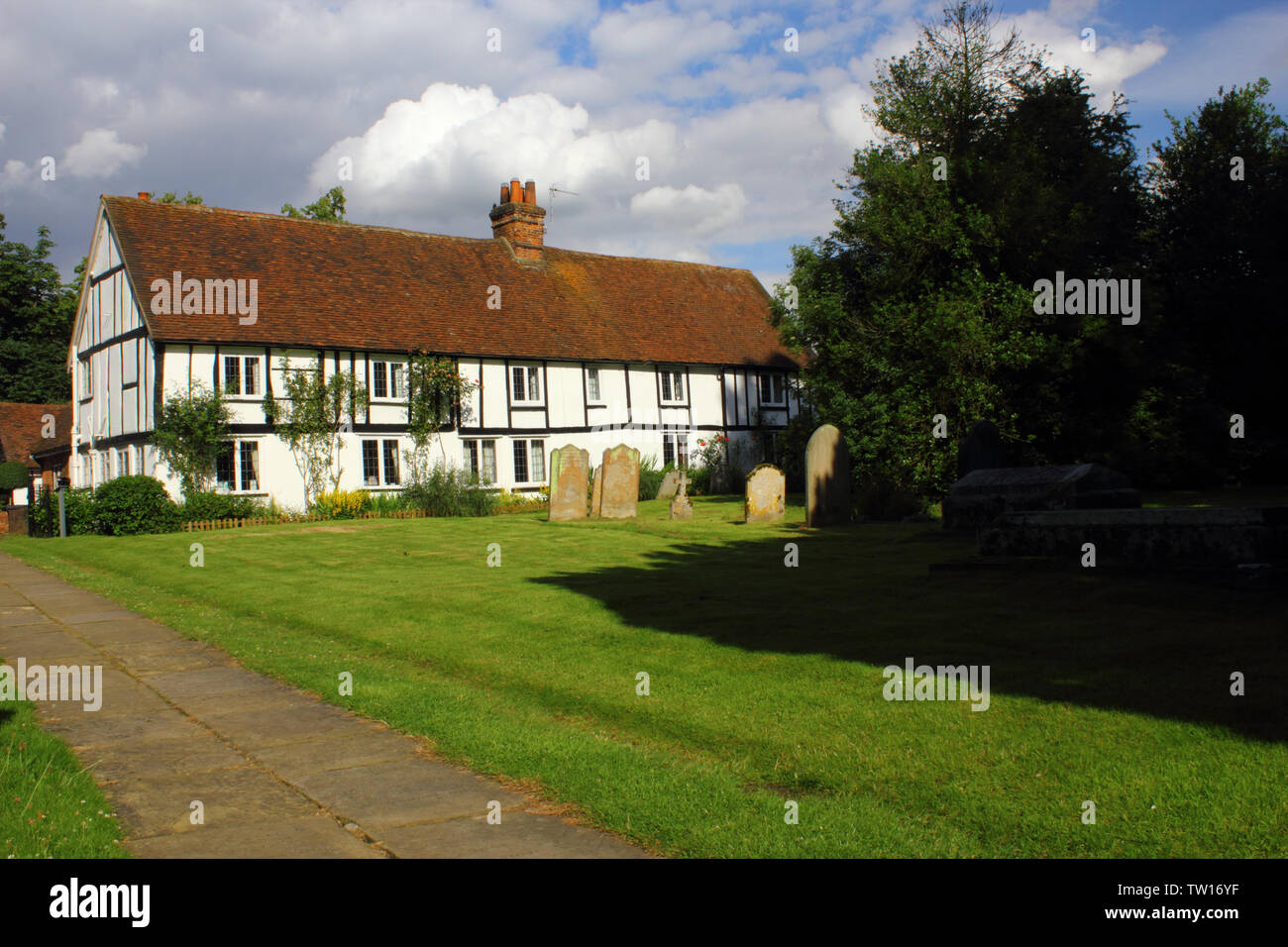 North Mymms Ort & Park, Hertfordshire, England - St. Mary's, die Pfarrkirche, Friedhof und Cottages Stockfoto