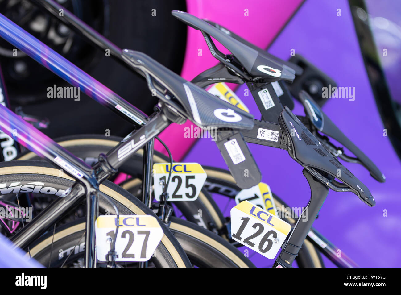 Fahrrad und Leute an den Criterium du Dauphiné 2019 letzte Etappe Start in Cluses, Frankreich Stockfoto