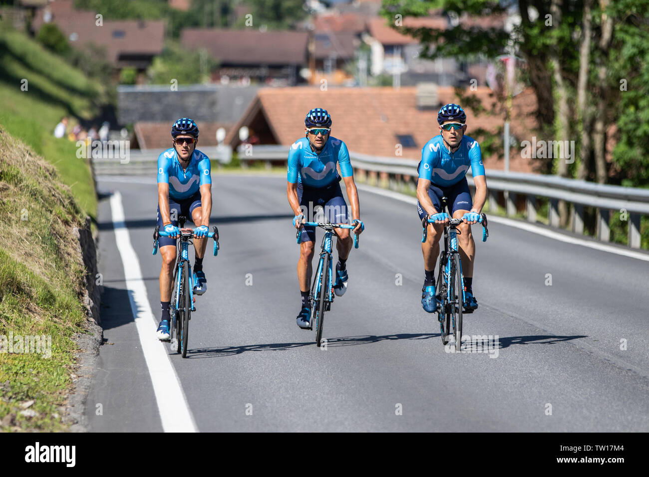 Pro Radfahrer Radfahren bei Critérium du Dauphiné 2019 auf dem Weg nach Champéry, letzte Stufe dieser Ausgabe Stockfoto