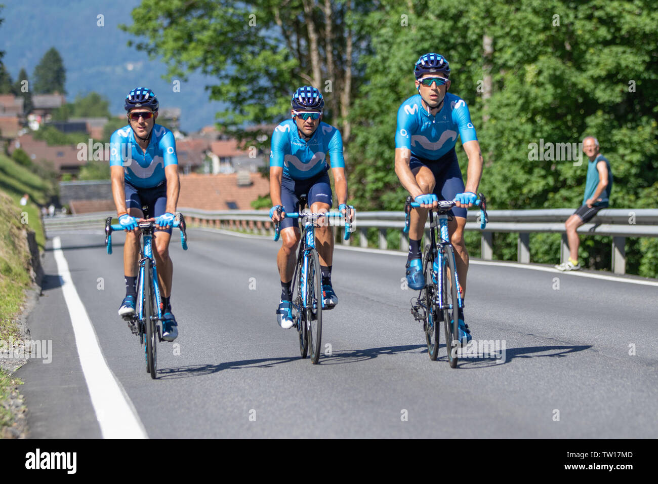 Pro Radfahrer Radfahren bei Critérium du Dauphiné 2019 auf dem Weg nach Champéry, letzte Stufe dieser Ausgabe Stockfoto