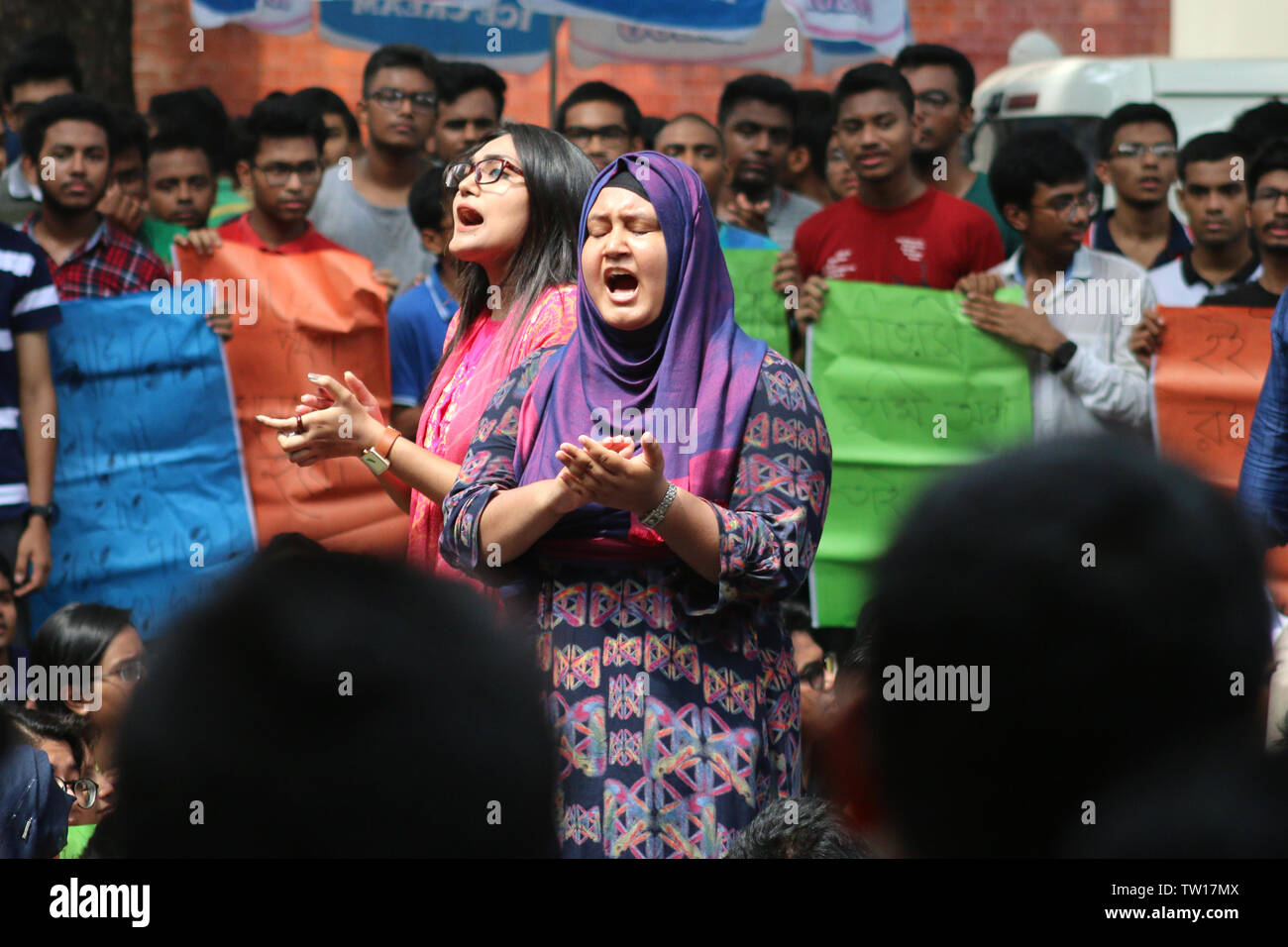 Studenten von Bangladesch Universität von Engineering und Technologie (buet) heute weiter ihren Protest für den vierten Tag auf einem 16-Punkt bedarf einschließlich der Stornierung der neuen Einstellung der Reihenfolge der Direktor des Studentenwerk. Stockfoto