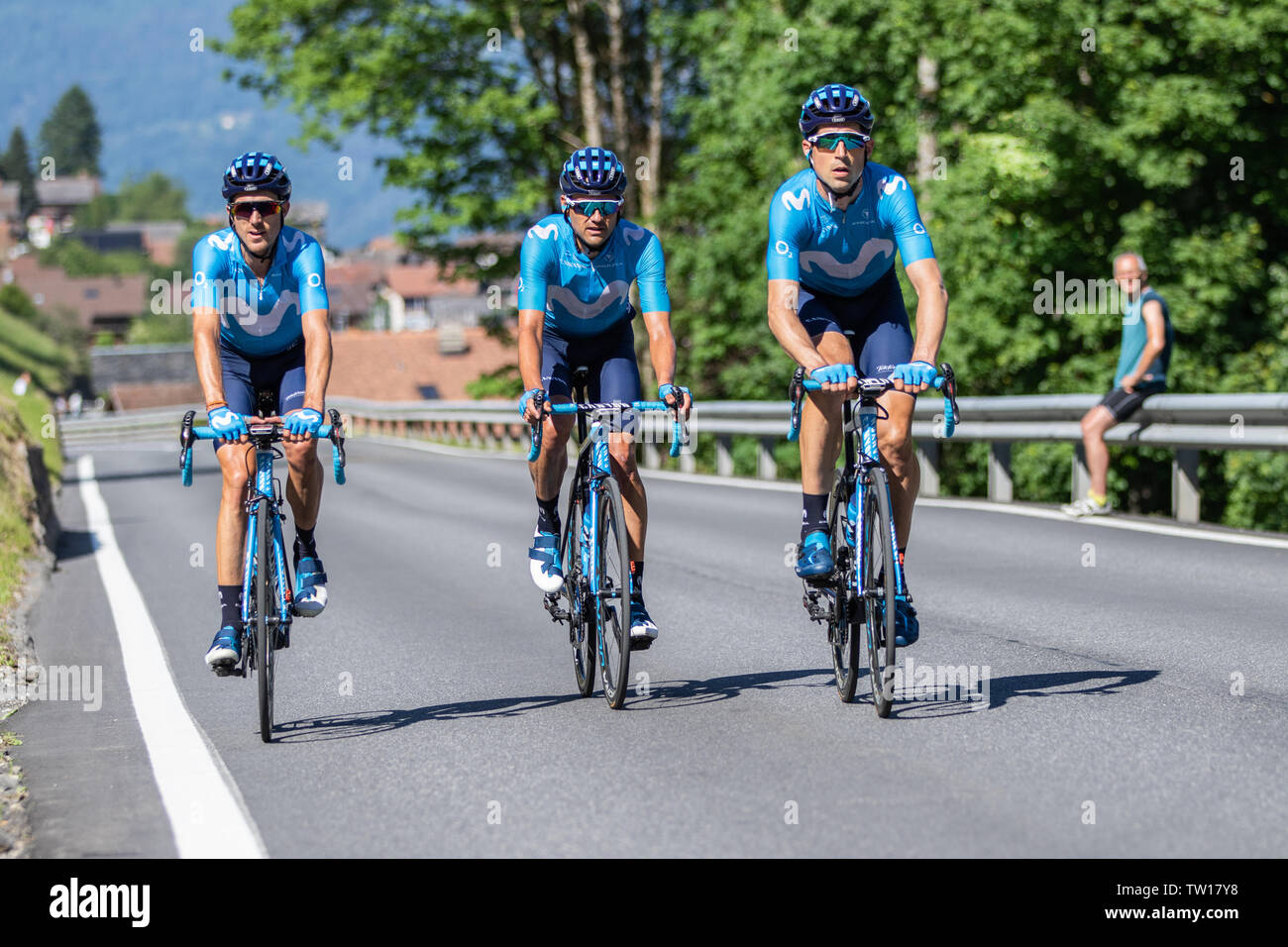 Pro Radfahrer Radfahren bei Critérium du Dauphiné 2019 auf dem Weg nach Champéry, letzte Stufe dieser Ausgabe Stockfoto