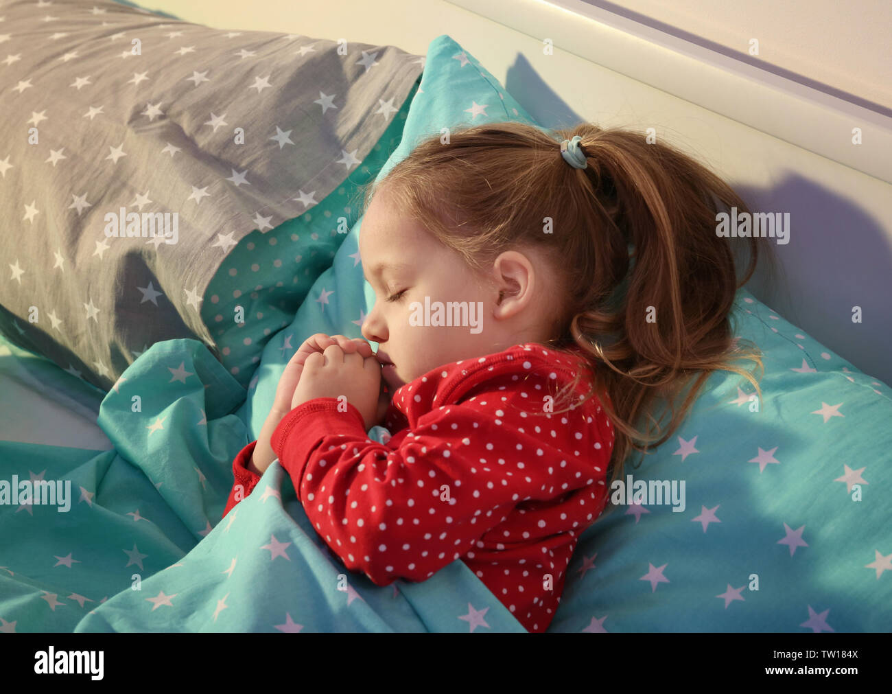 Kleines mädchen im bett schlafen Fotos und Bildmaterial in hoher