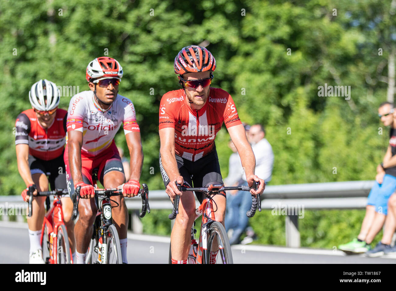 Pro Radfahrer Radfahren bei Critérium du Dauphiné 2019 auf dem Weg nach Champéry, letzte Stufe dieser Ausgabe Stockfoto