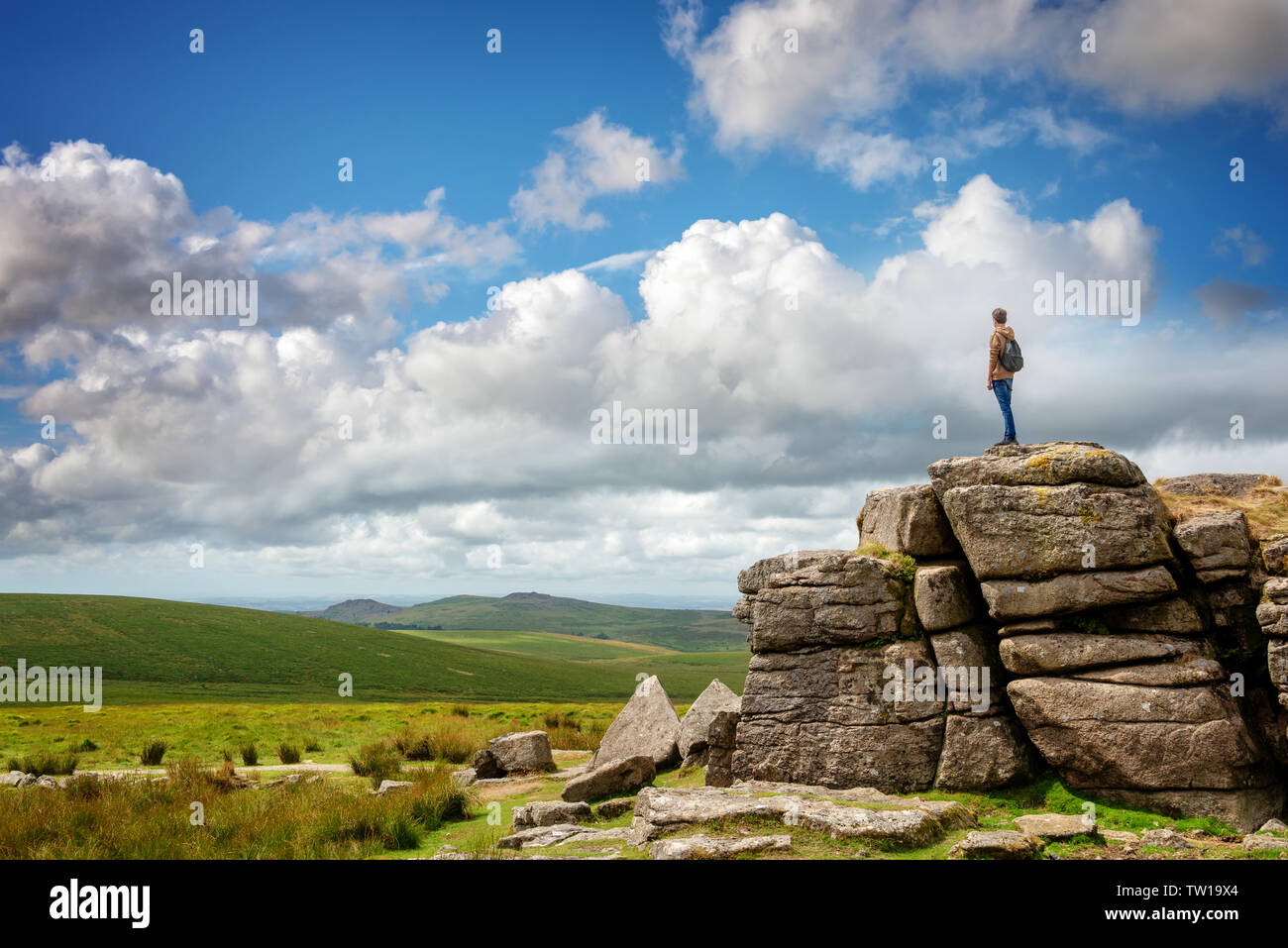 Youn Mann stand auf der South Hessary Tor in der Nähe von Princeton in Dartmoor, Devon, Großbritannien Stockfoto