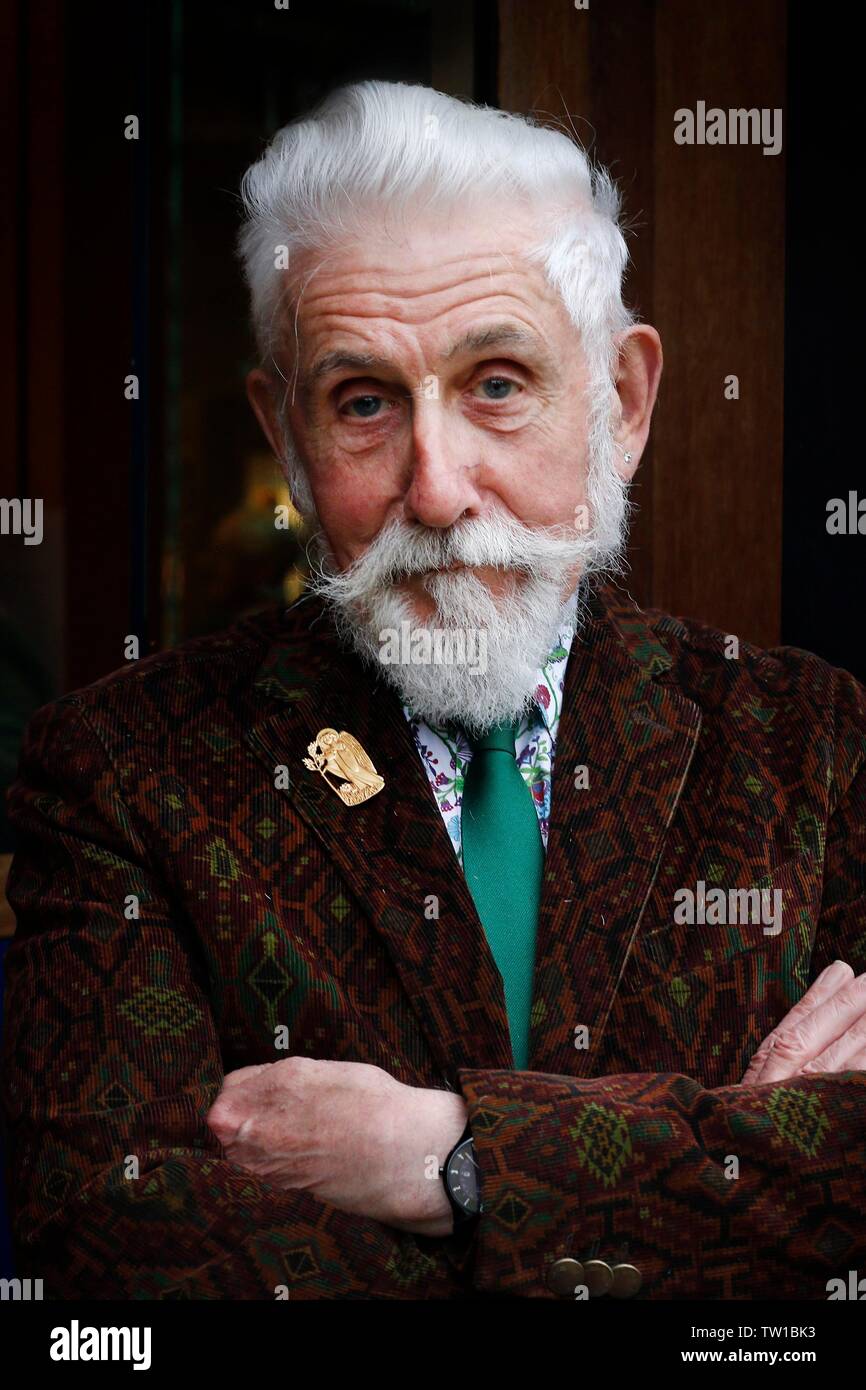 Sir Roy Strong, der bei der Eröffnung der Ausstellung, William Simmonds: Der leise Herzen der Kunst und Handwerk, am Hof Scheune, Chipping Campden, Gloucestershire. Stockfoto