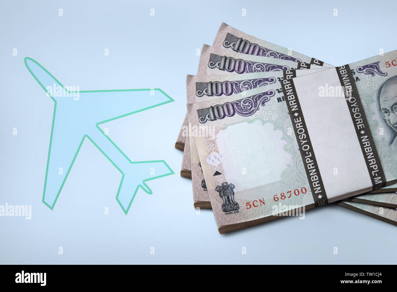 Flugzeug mit Bündel von hundert Rupien Banknoten Stockfoto