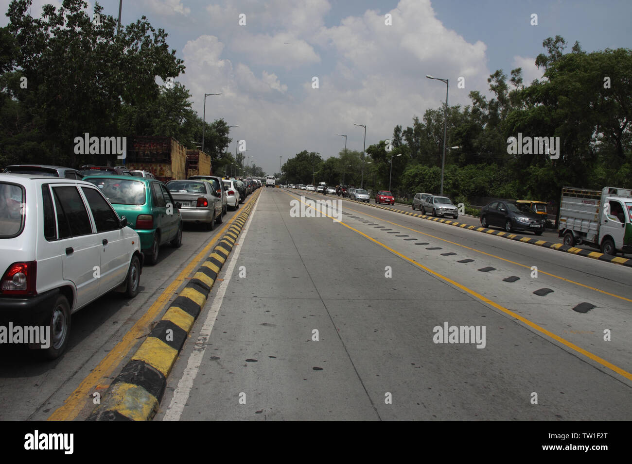 Verkehr auf der Straße, Neu-Delhi, Indien Stockfoto