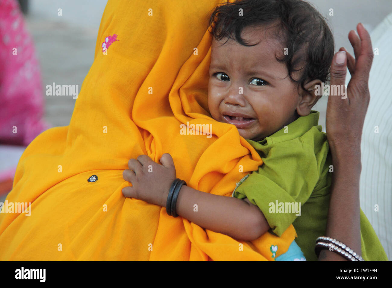 Frau tröstet ihr Baby, Rajasthan, Indien Stockfoto