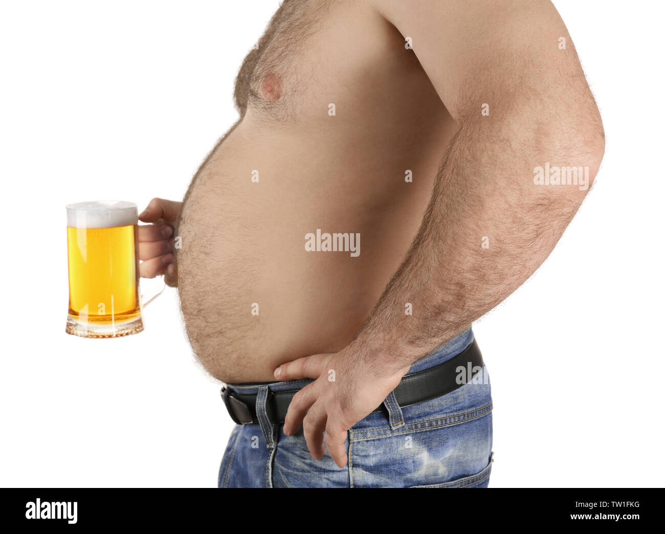 Mann mit großen Bauch holding Glas Bier auf weißem Hintergrund Stockfoto