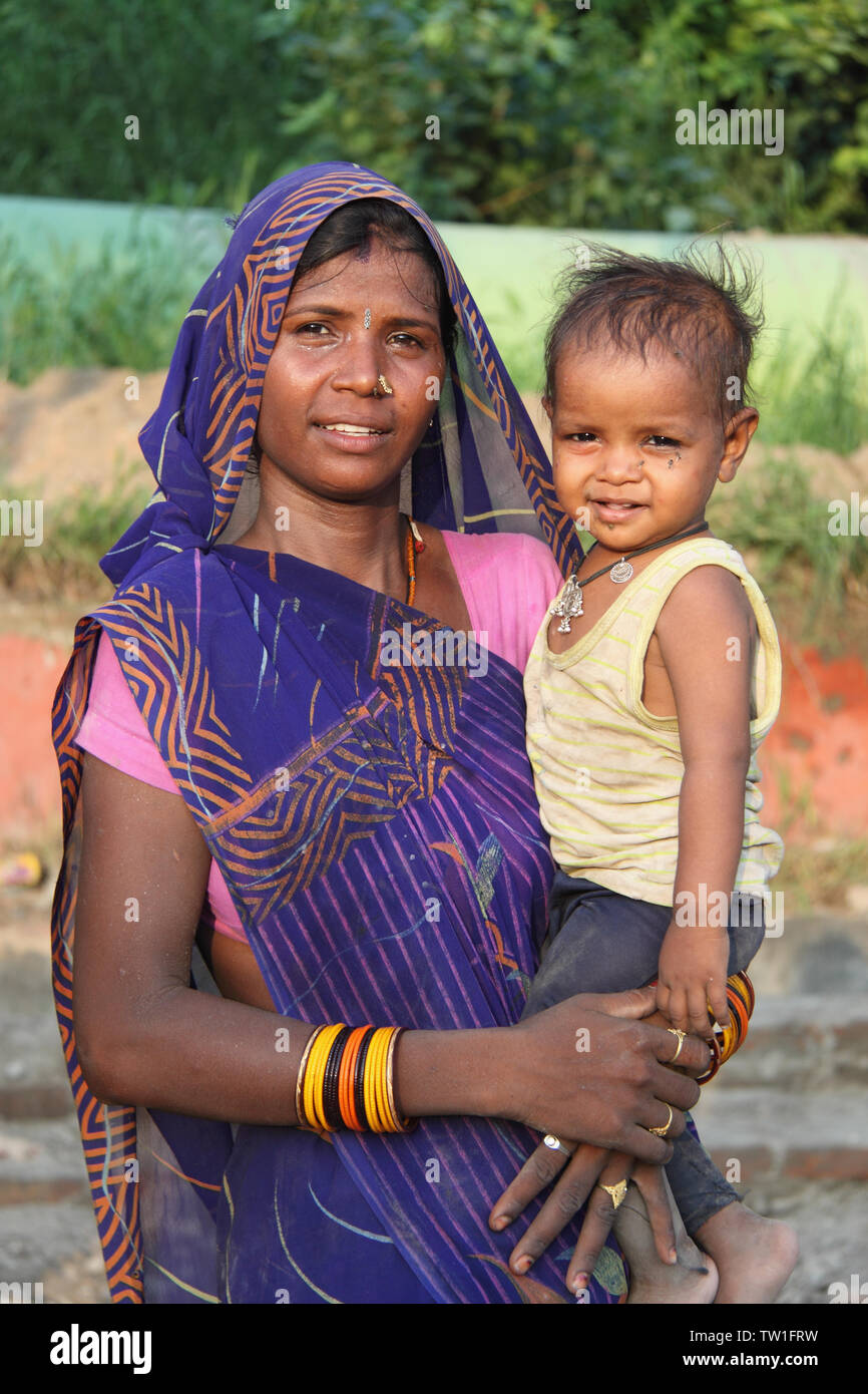 Porträt einer Frau, die ihr Baby trägt, Indien Stockfoto