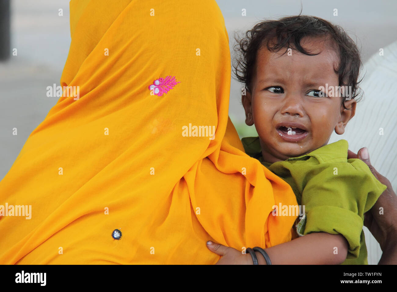 Frau tröstet ihren Sohn, Rajasthan, Indien Stockfoto