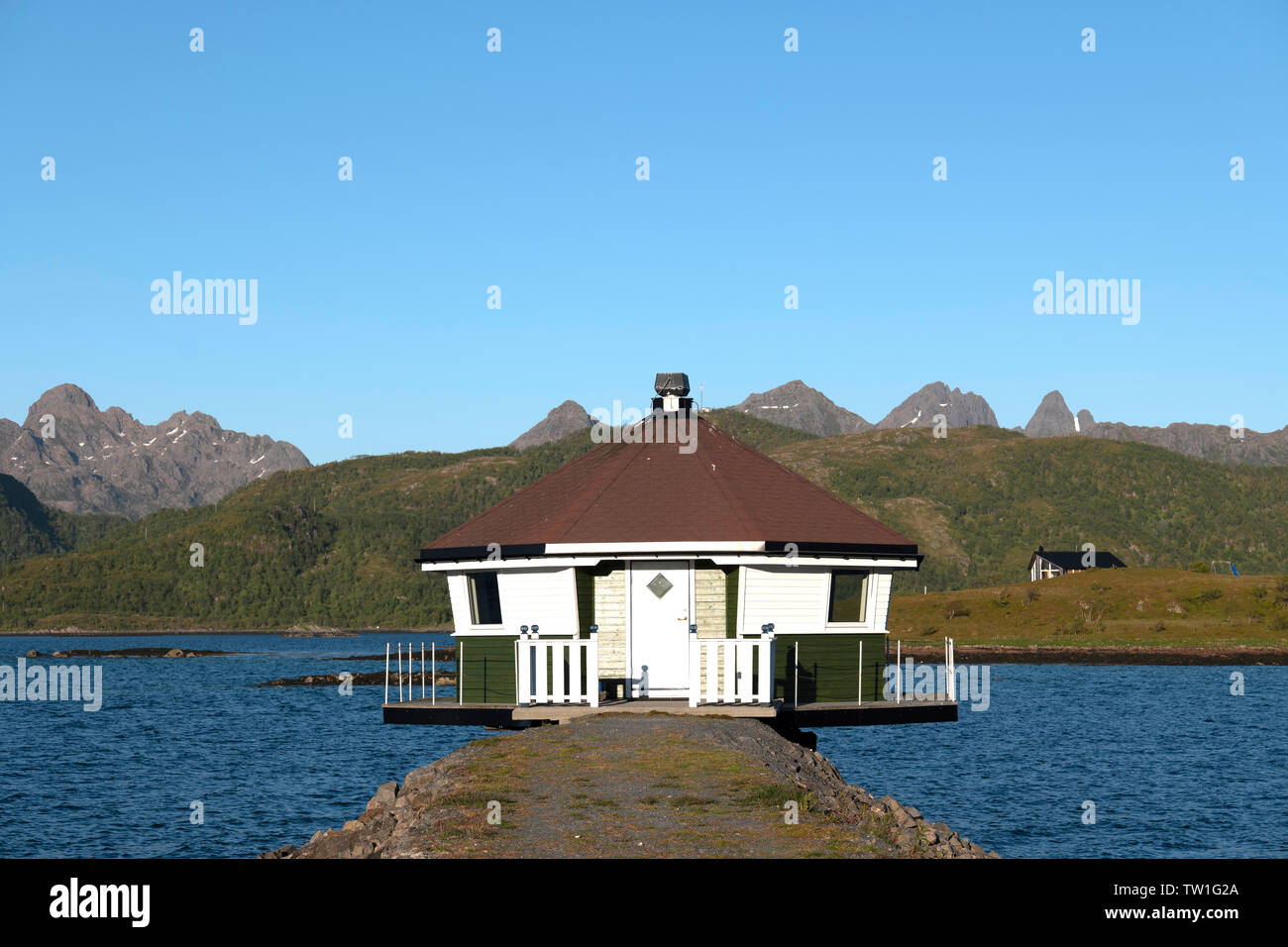 Norwegische traditionelle BBQ Kabine mit Unterkunft, Vesteralen, Norwegen. Stockfoto