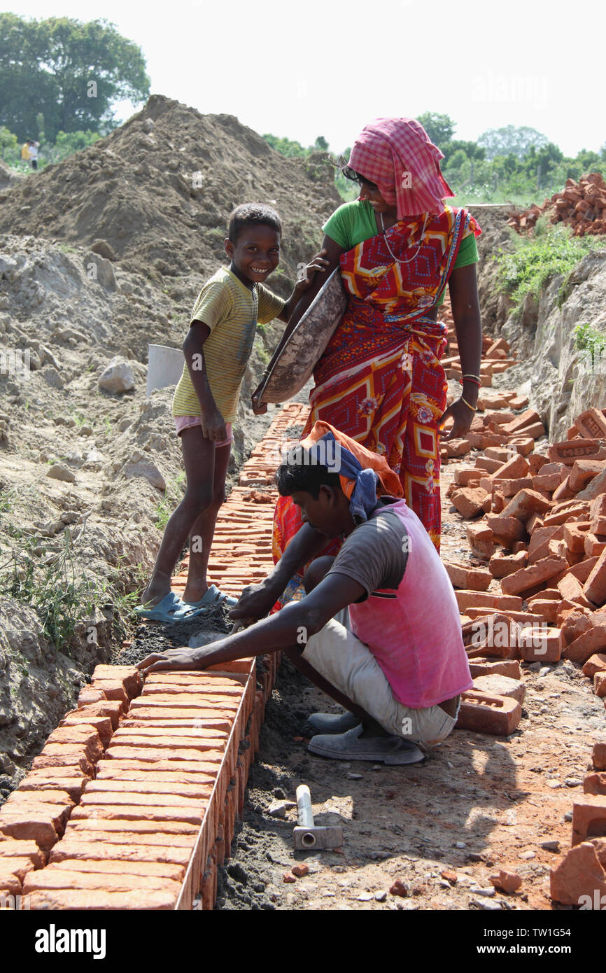 Arbeiter, die auf einer Baustelle in Indien arbeiten Stockfoto