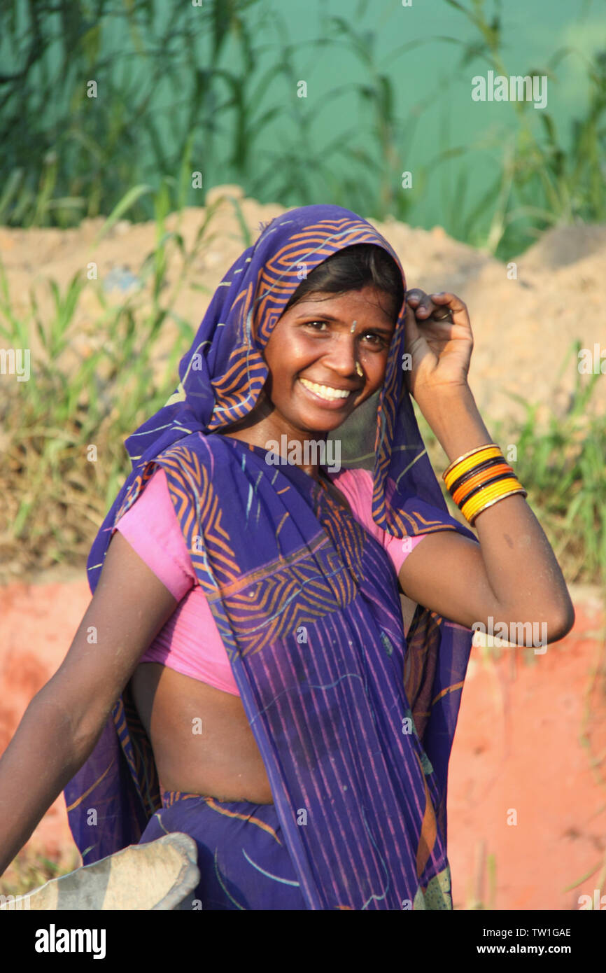 Arbeiter, der auf einer Baustelle in Indien steht Stockfoto