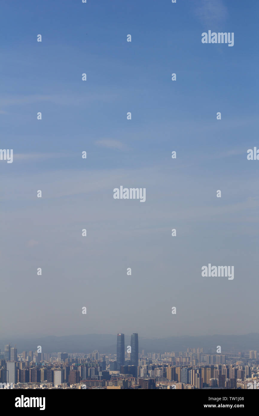 Verschmutzte chinesische Stadt mit einer dicken Schicht von smog Stockfoto