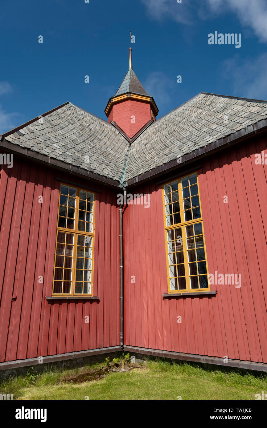 Rote hölzerne Kirche in der Nähe von Bo, Vesteralen, Norwegen. Stockfoto