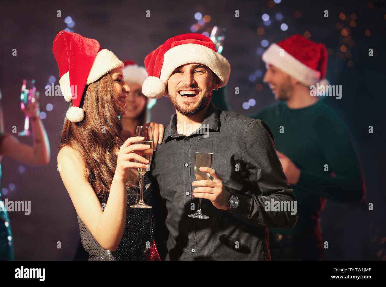 Freunde bei der Weihnachtsfeier im Night Club Stockfoto